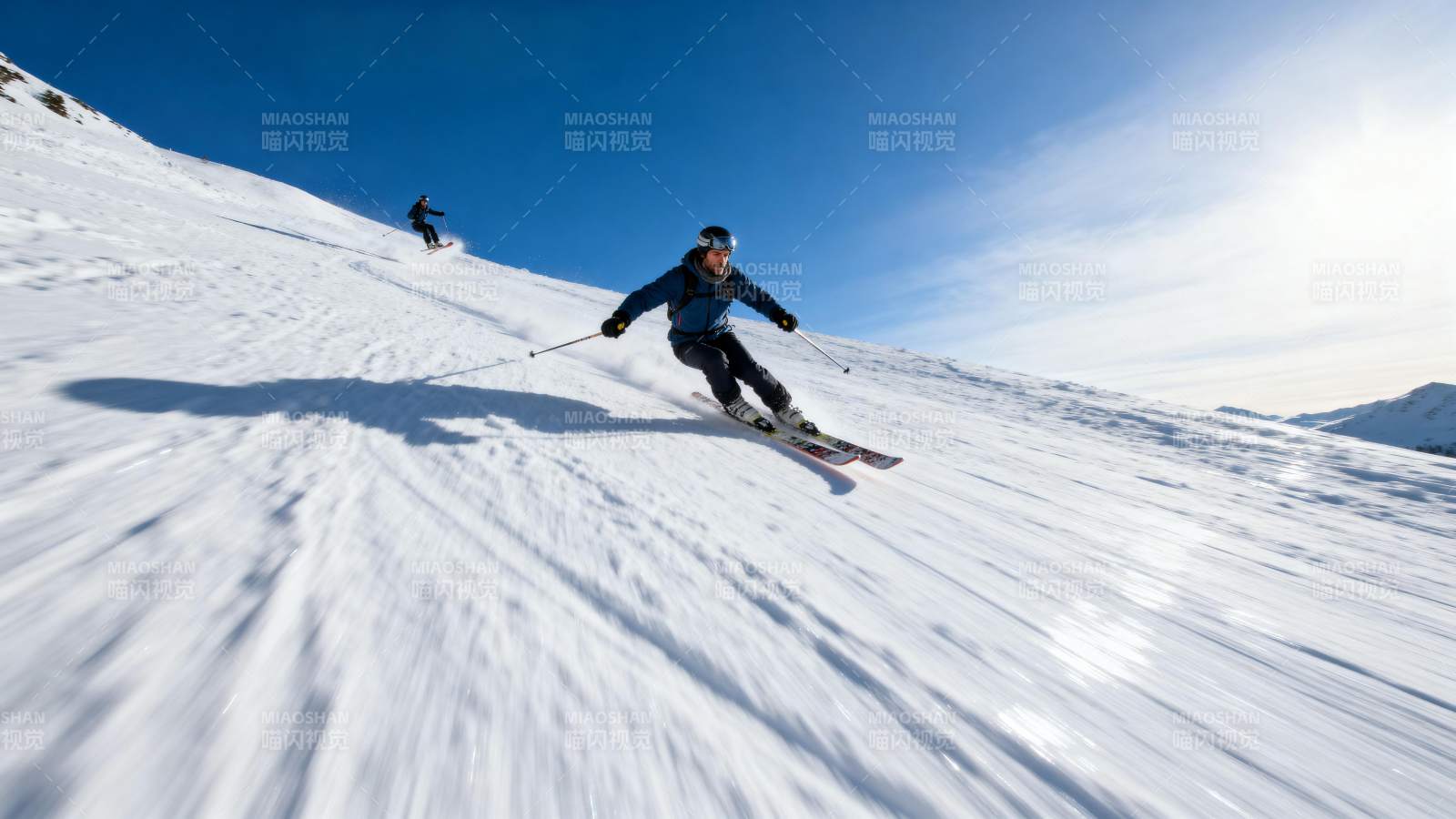 雪坡疾驰 尽享滑雪乐趣图片
