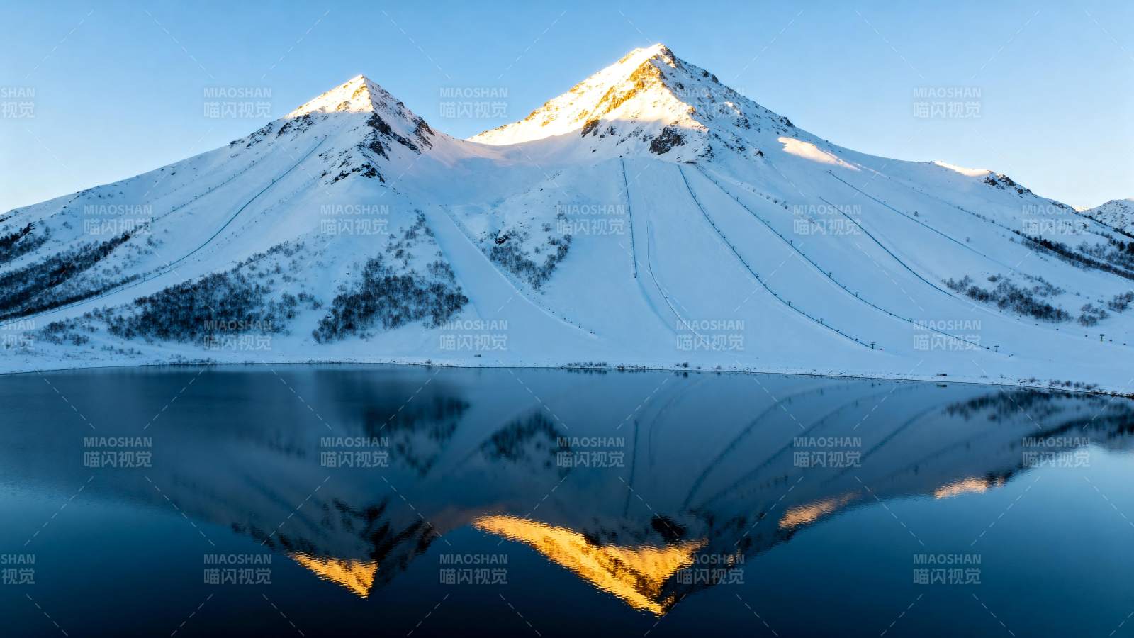 雪山倒影湖中图片