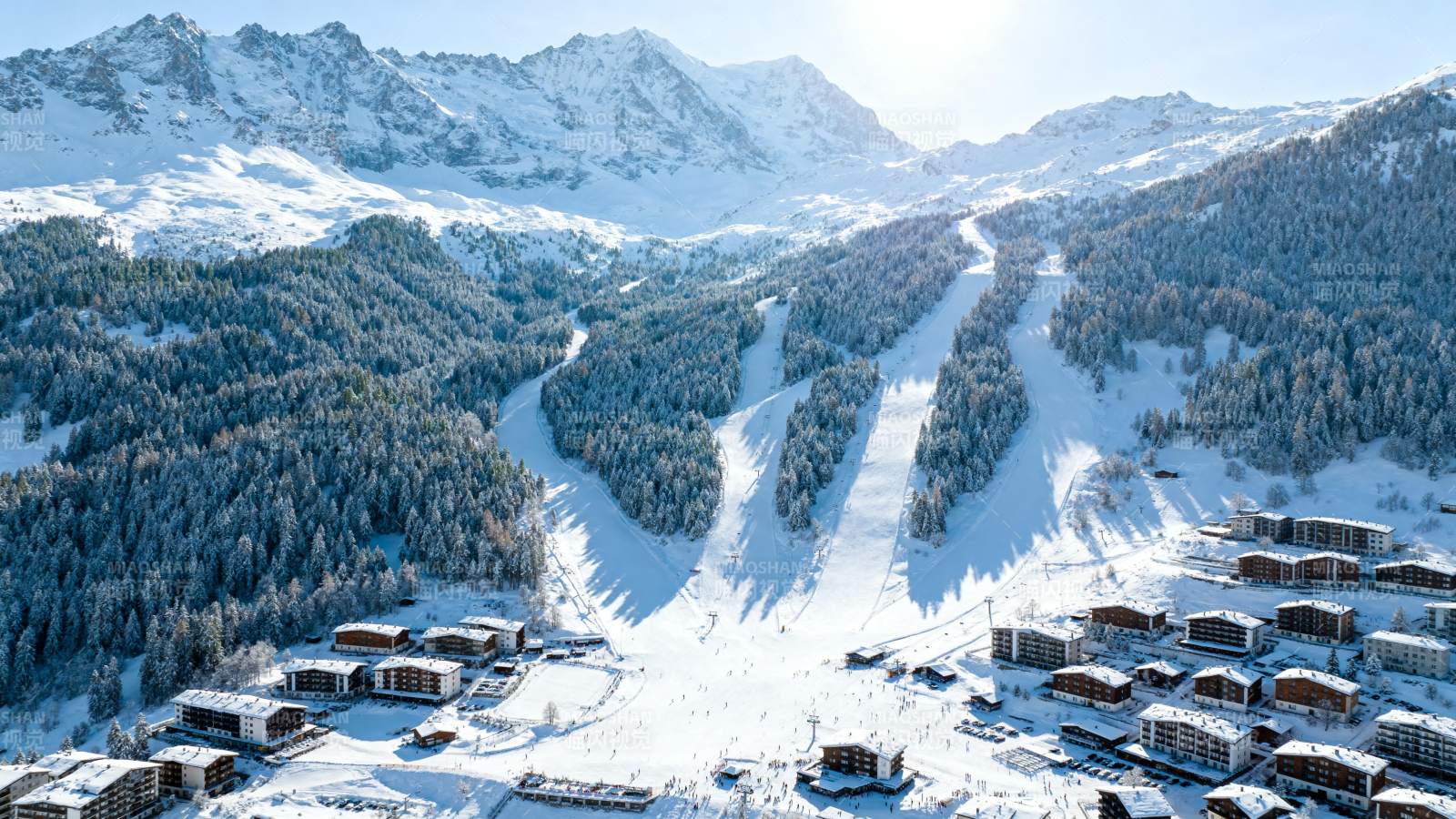 雪山滑雪胜地图片