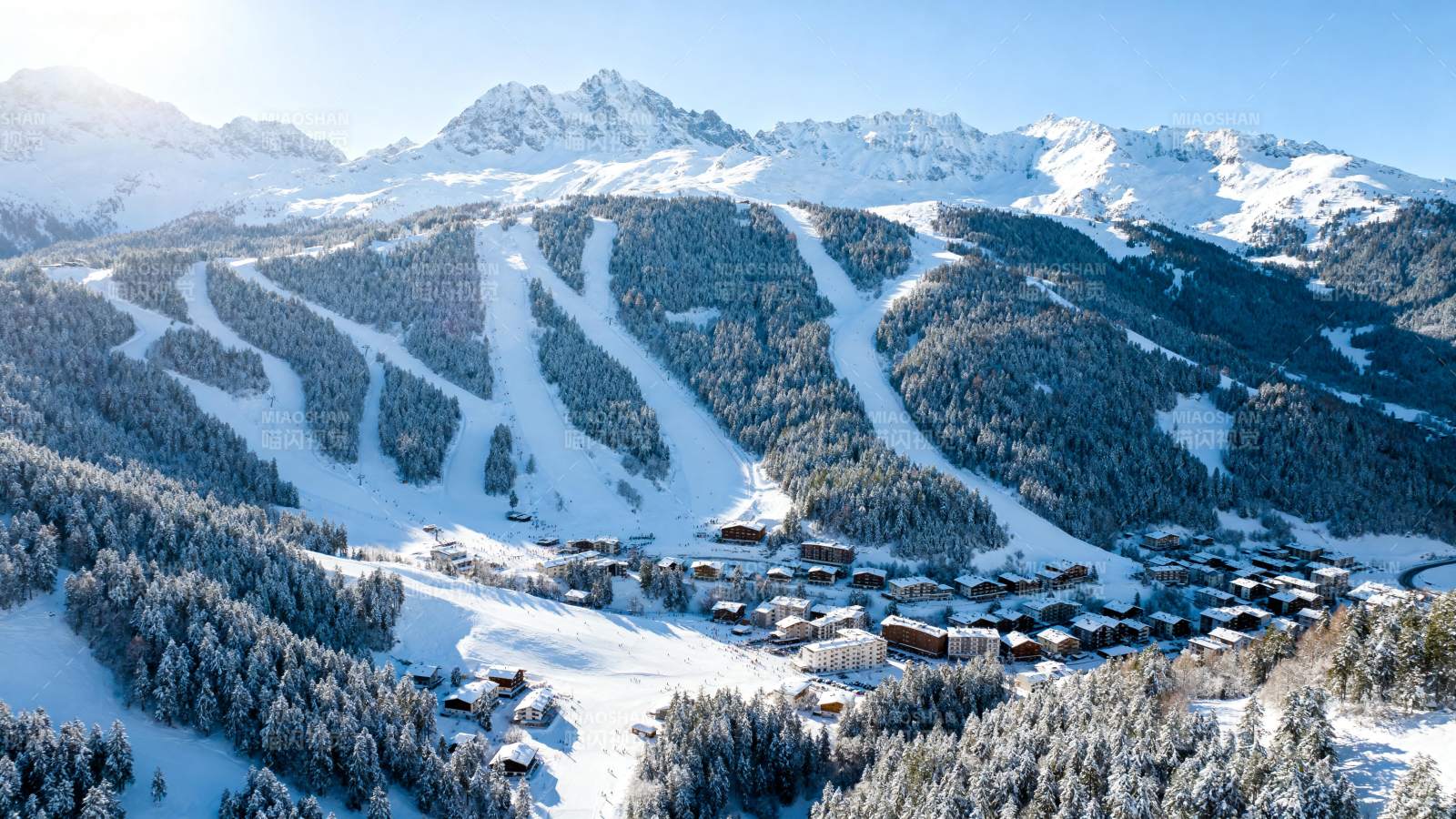 雪山滑雪胜地图片