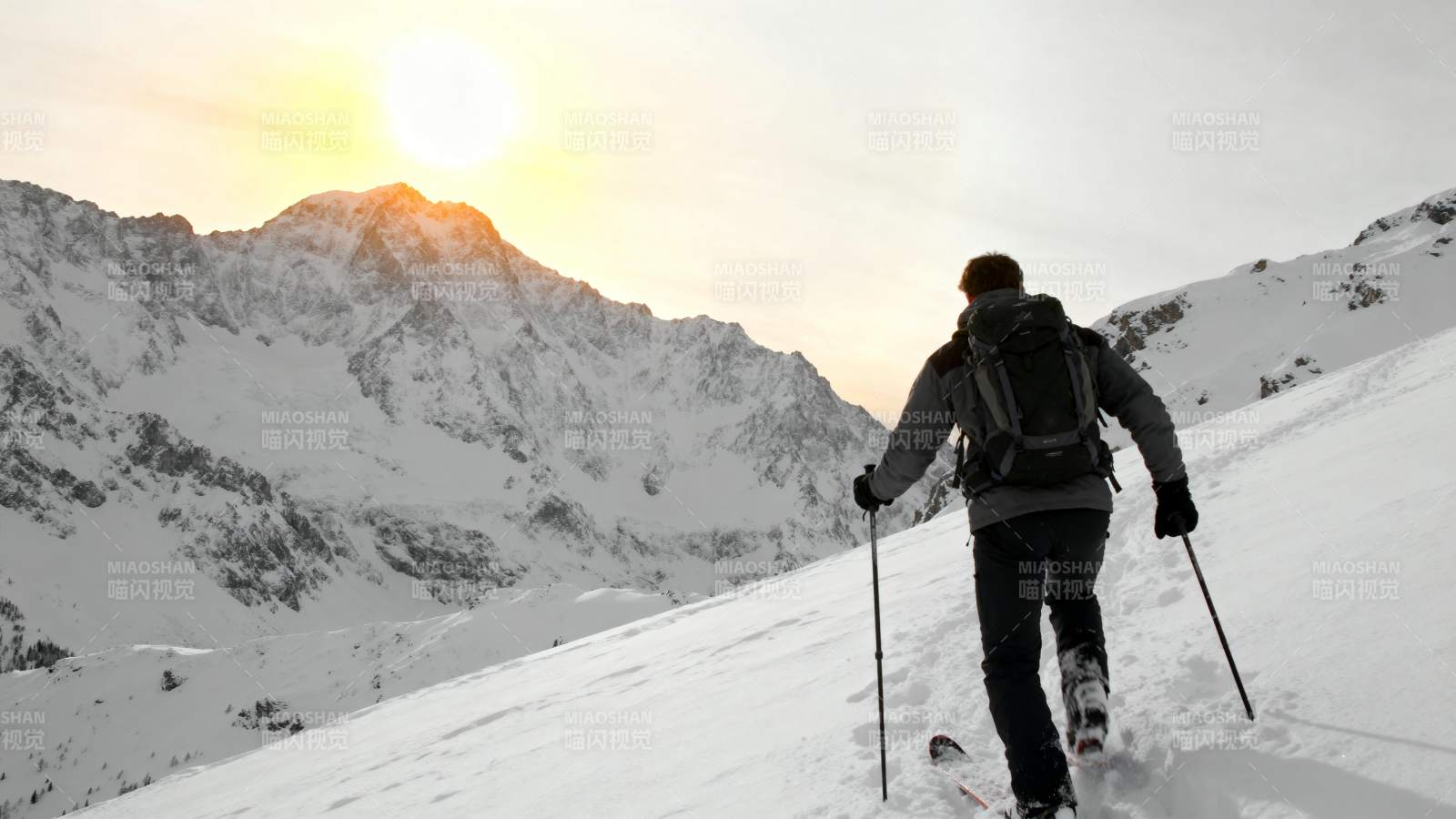 雪山日出滑雪行图片