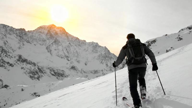 雪山日出滑雪行图片