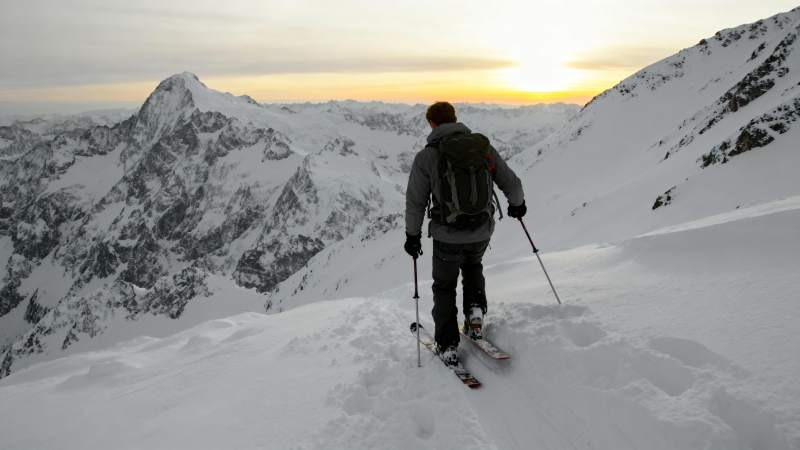 雪山之巅的滑雪者图片