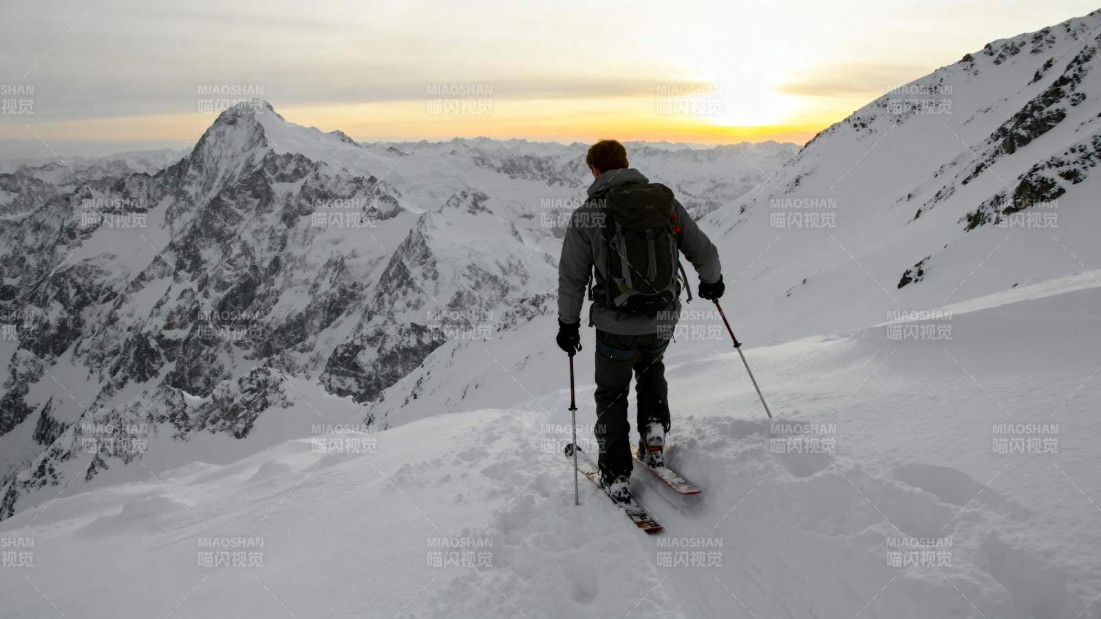 雪山之巅的滑雪者图片