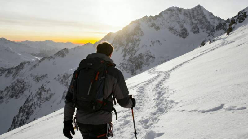雪山徒步者图片