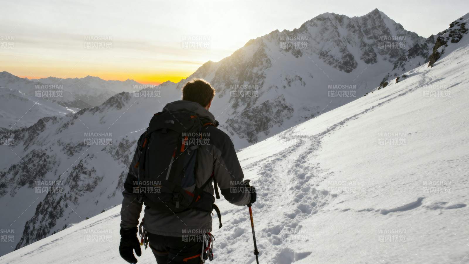 雪山徒步者图片