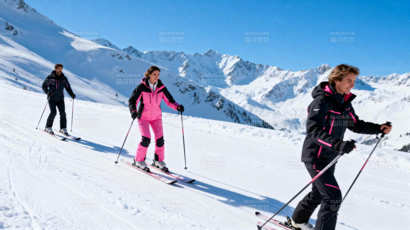 雪地滑雪三人行图片