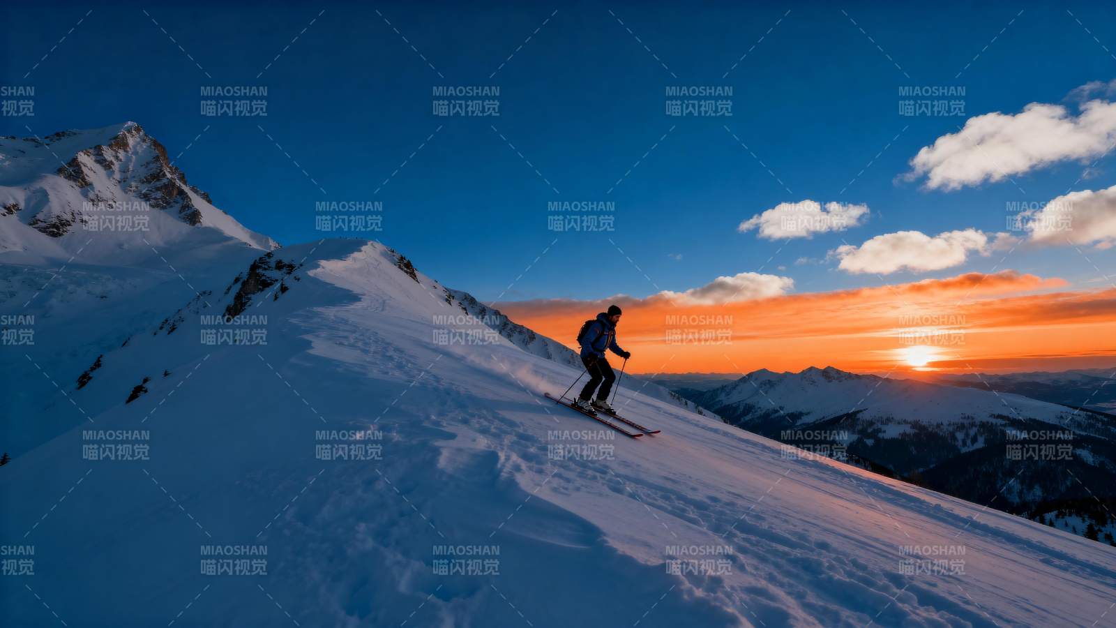 雪峰日落滑雪者图片