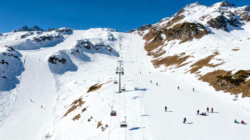 雪山滑雪场风光图片