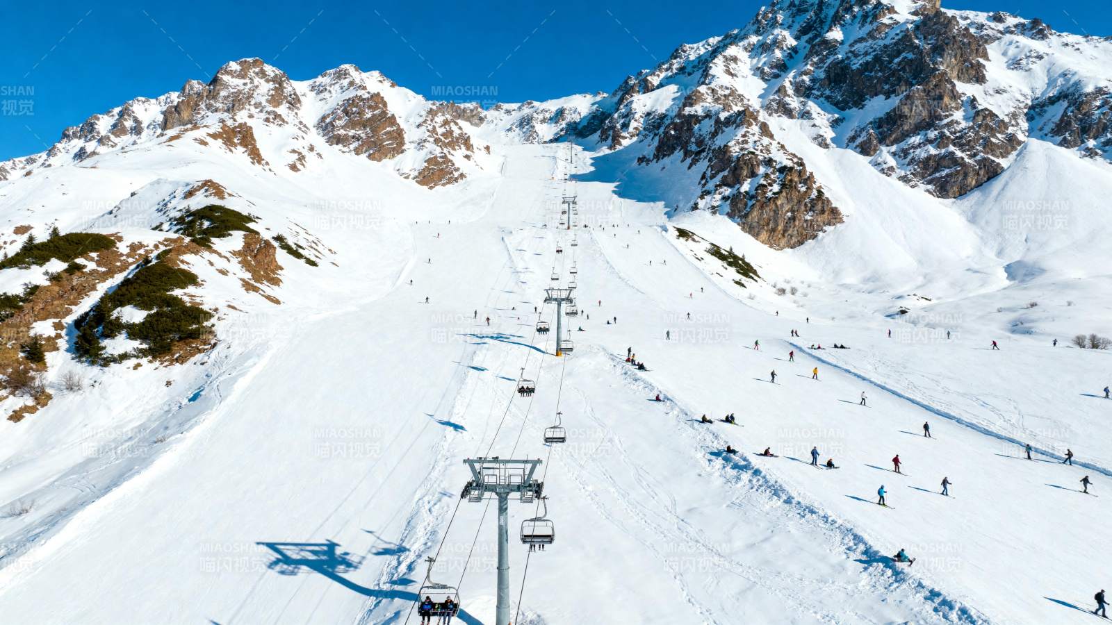 雪山缆车滑雪场图片