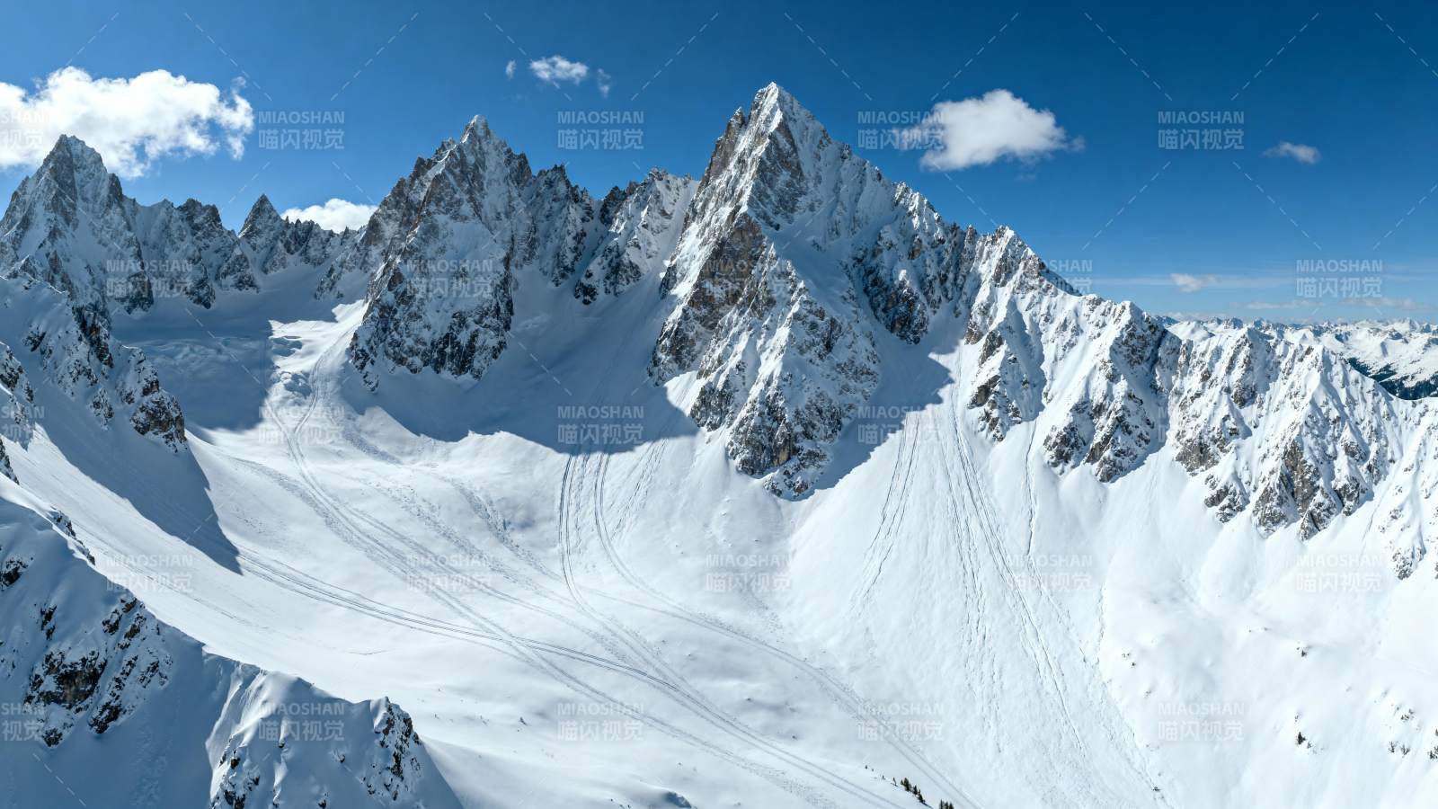 雪山巍峨 蓝天映衬图片