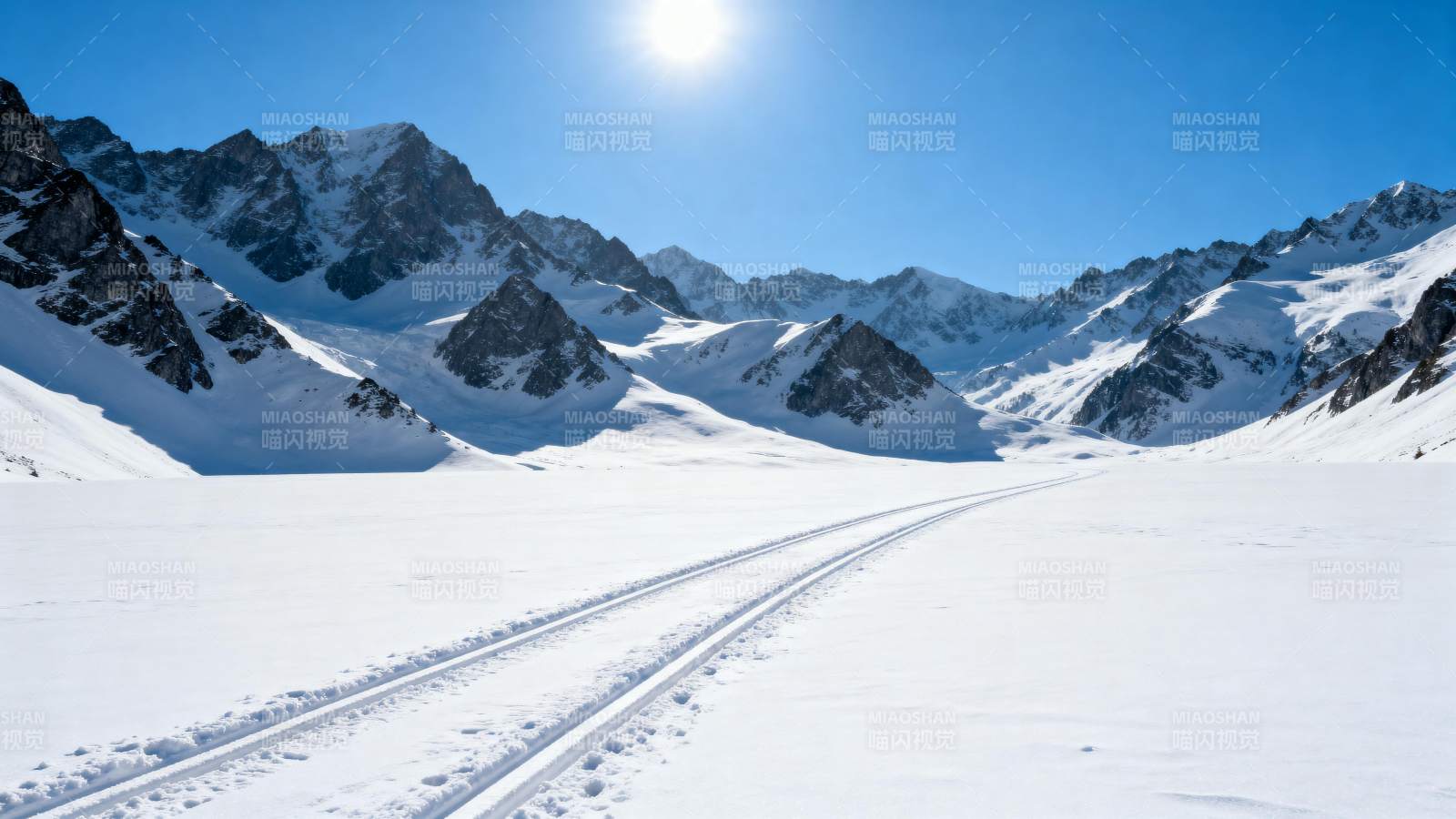 雪山雪道风光图片