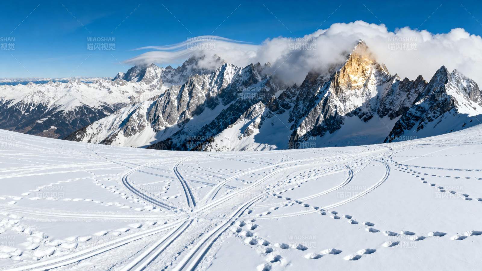 雪域峰峦 滑雪痕迹图片