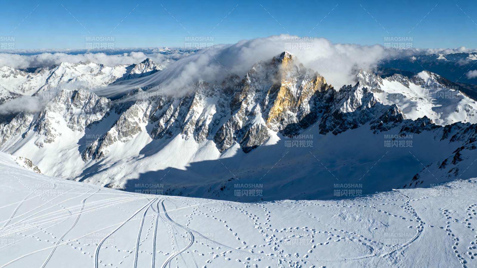 雪山之巅 云雾缭绕图片