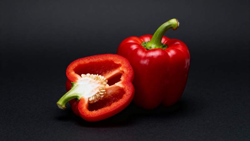 红椒切半 鲜嫩诱人图片
