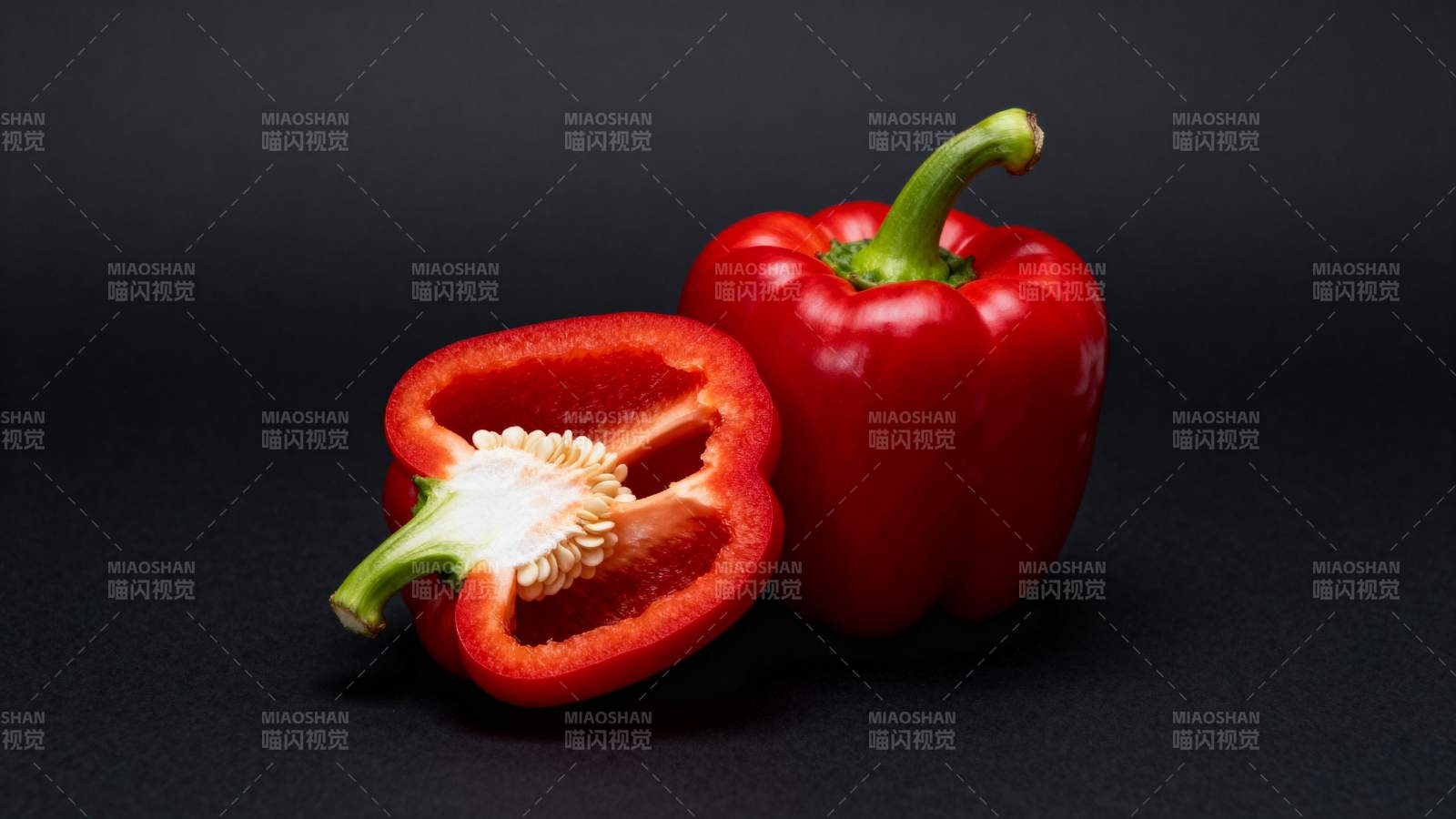 红椒切半 鲜嫩诱人图片