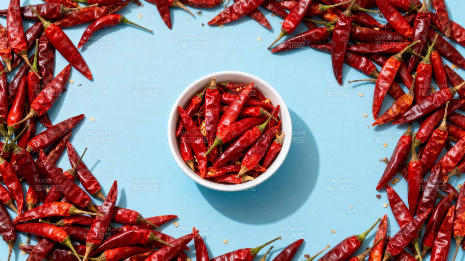 红辣椒环绕白碗图片
