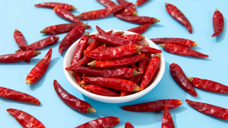 红辣椒满盘散落图片