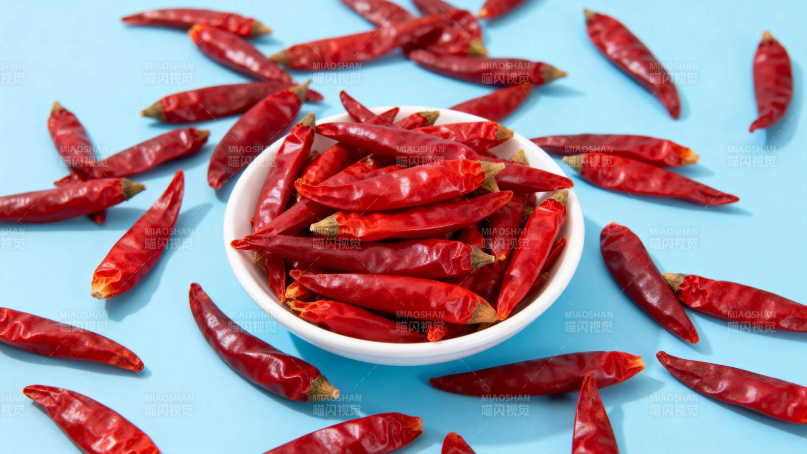 红辣椒满盘散落图片