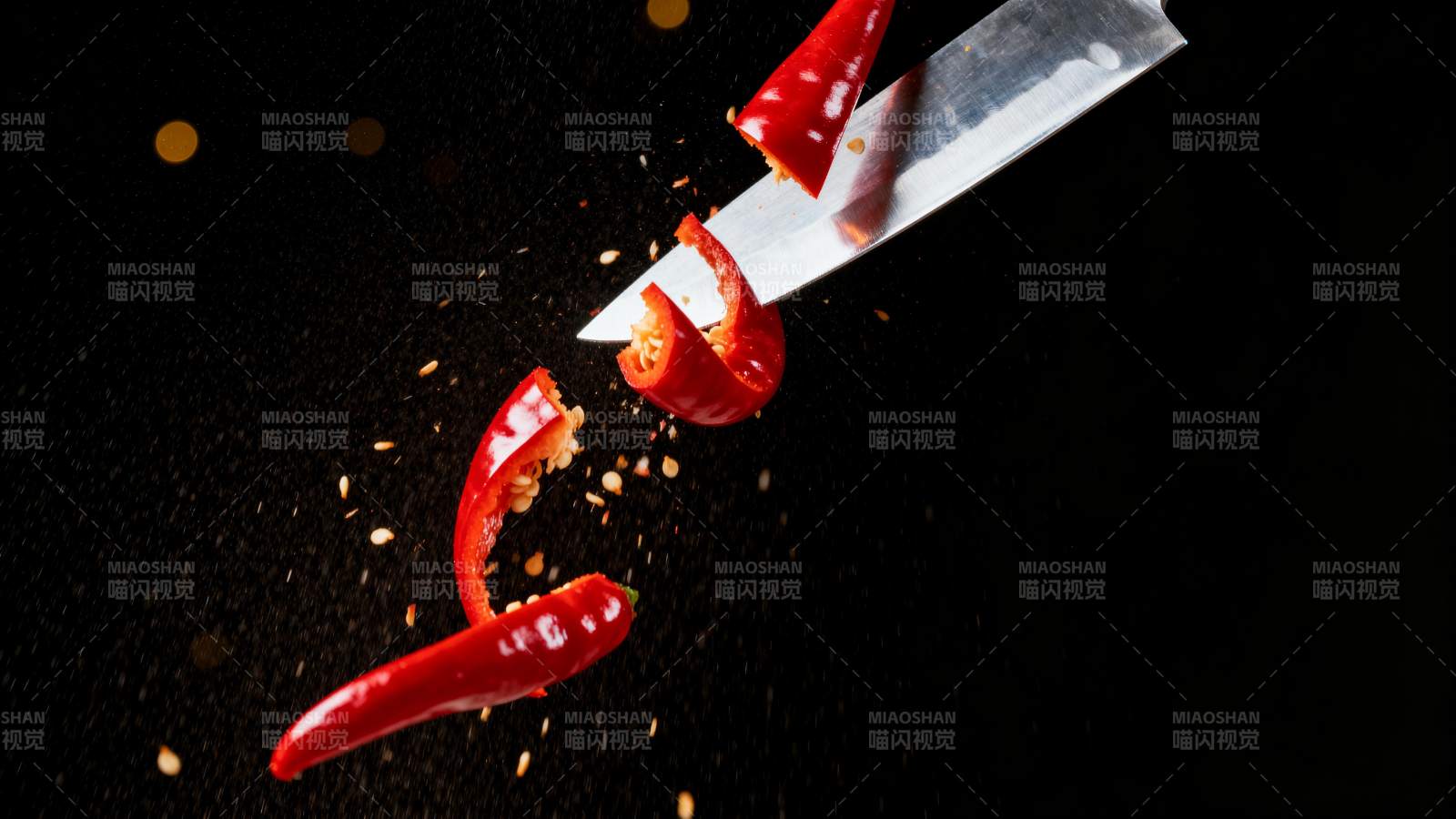 刀切红椒飞溅瞬间图片