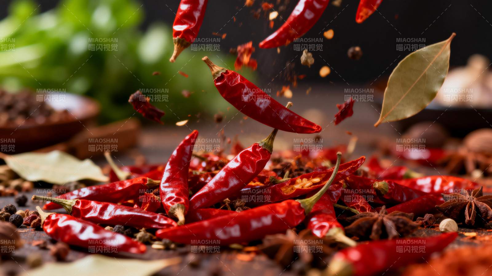 红椒飞舞香料纷飞图片