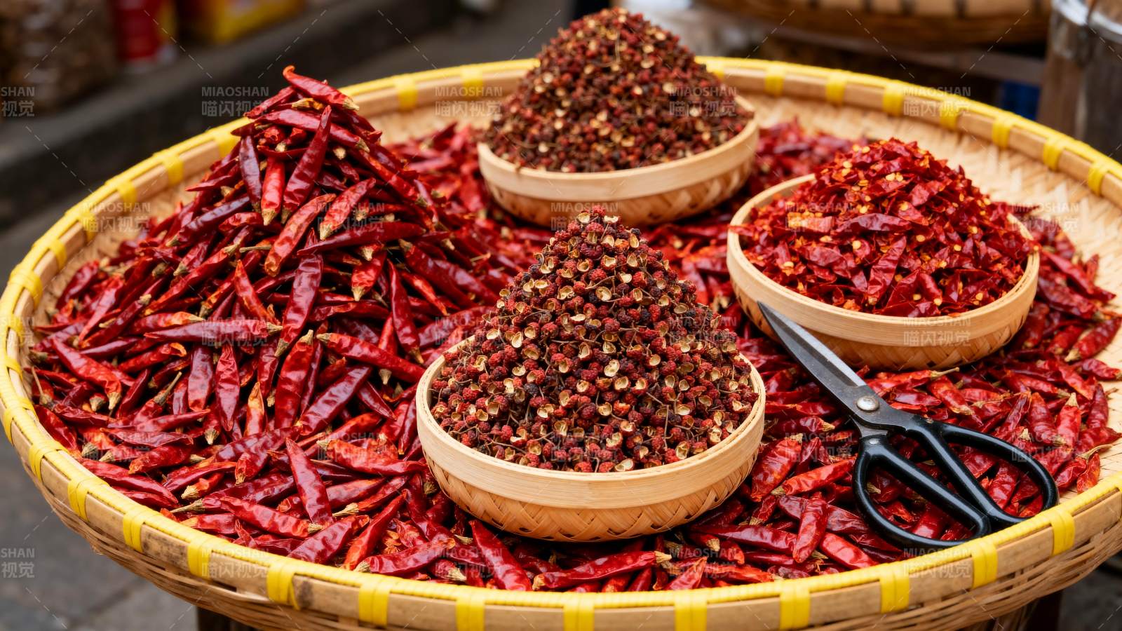 红辣椒与花椒摆摊图片