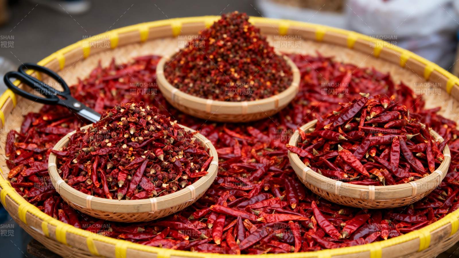 红辣椒堆满竹篮图片