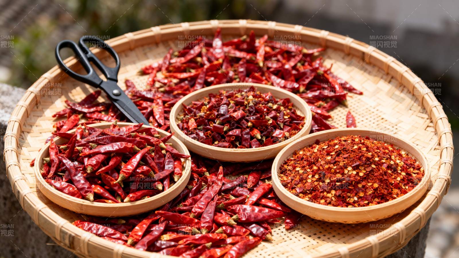 干辣椒与辣椒粉图片