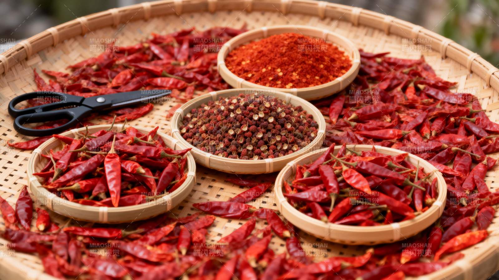 红辣椒与香料拼盘图片