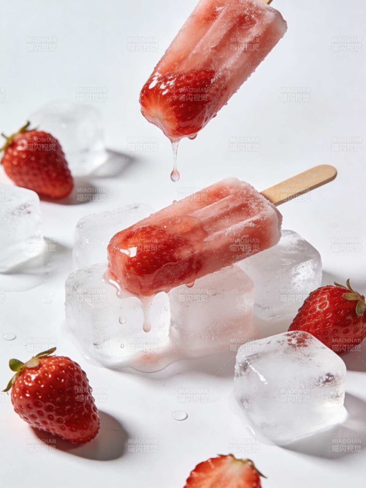 草莓冰棒融化瞬间图片