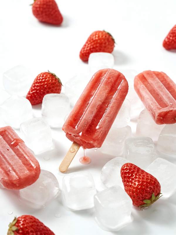 草莓冰棒清凉一夏图片