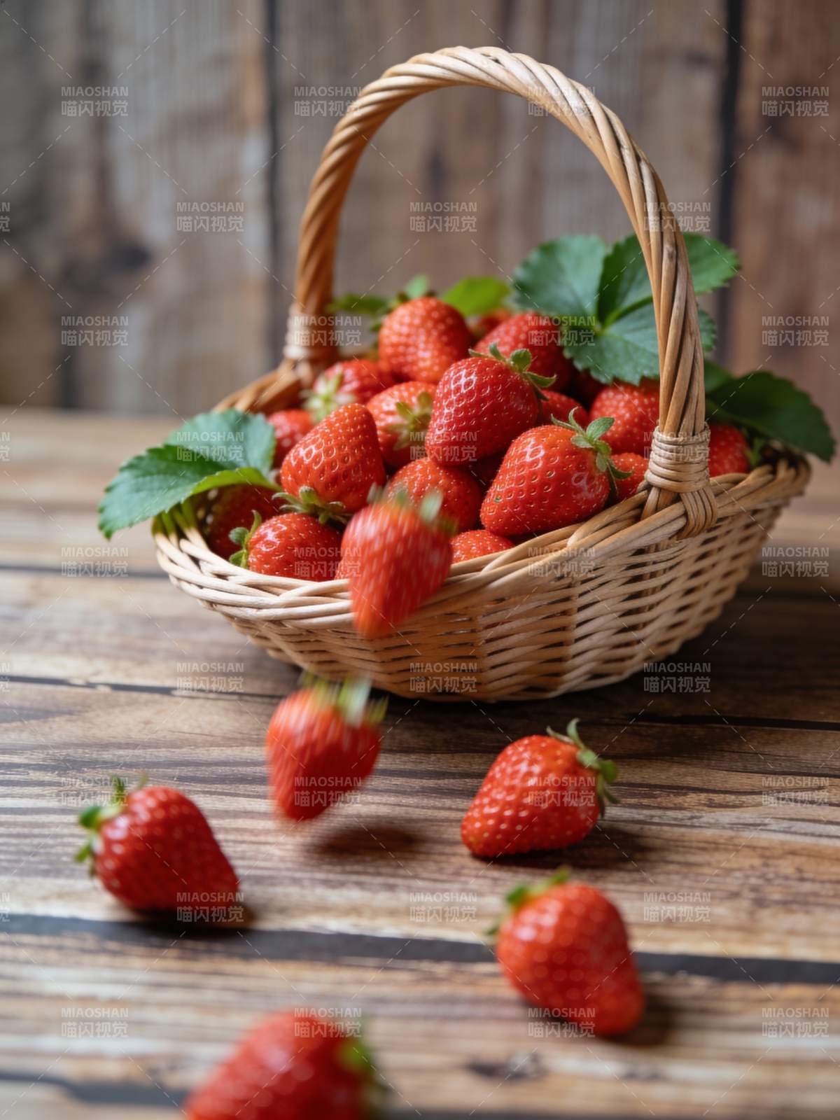 篮中鲜红草莓图片