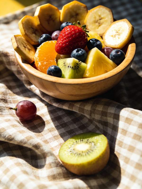 阳光下的水果拼盘图片