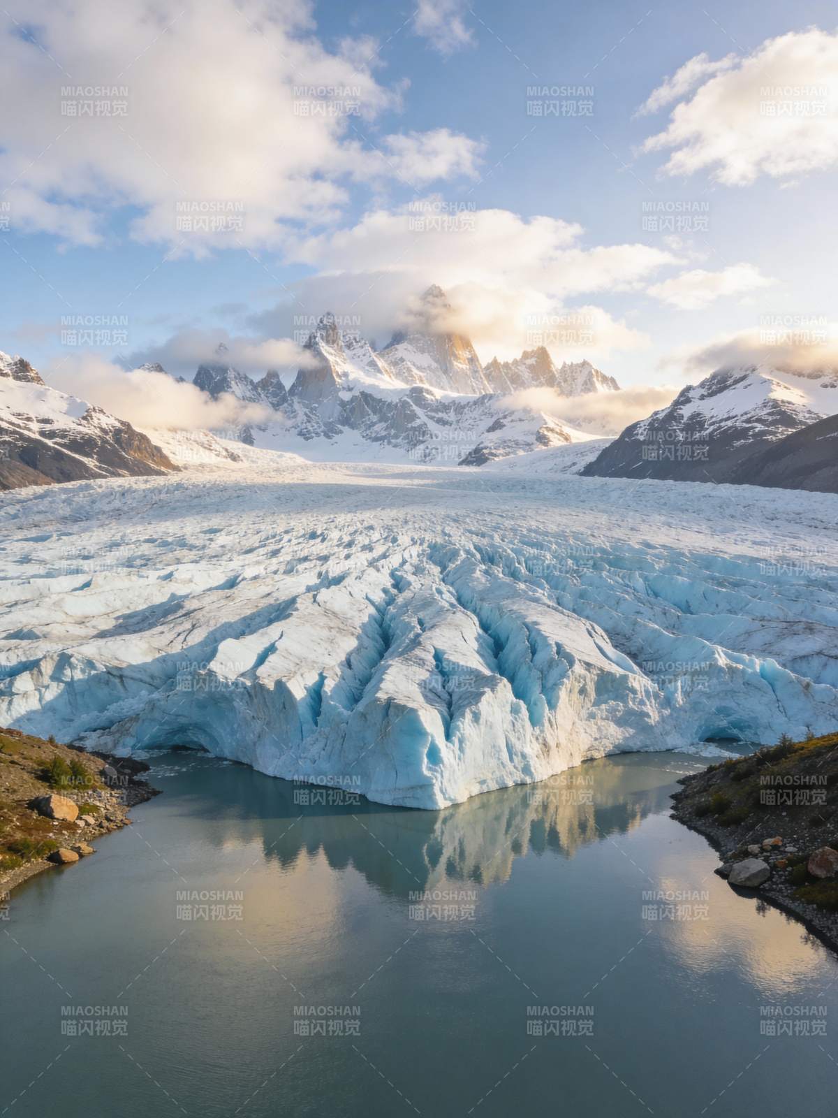 冰川映湖 雪山巍峨图片