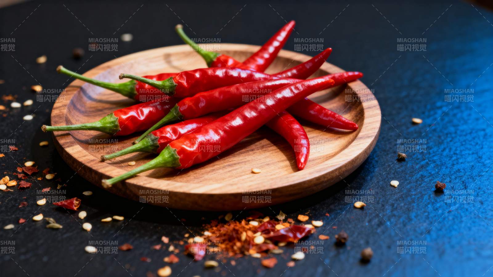 红辣椒盘中鲜亮图片