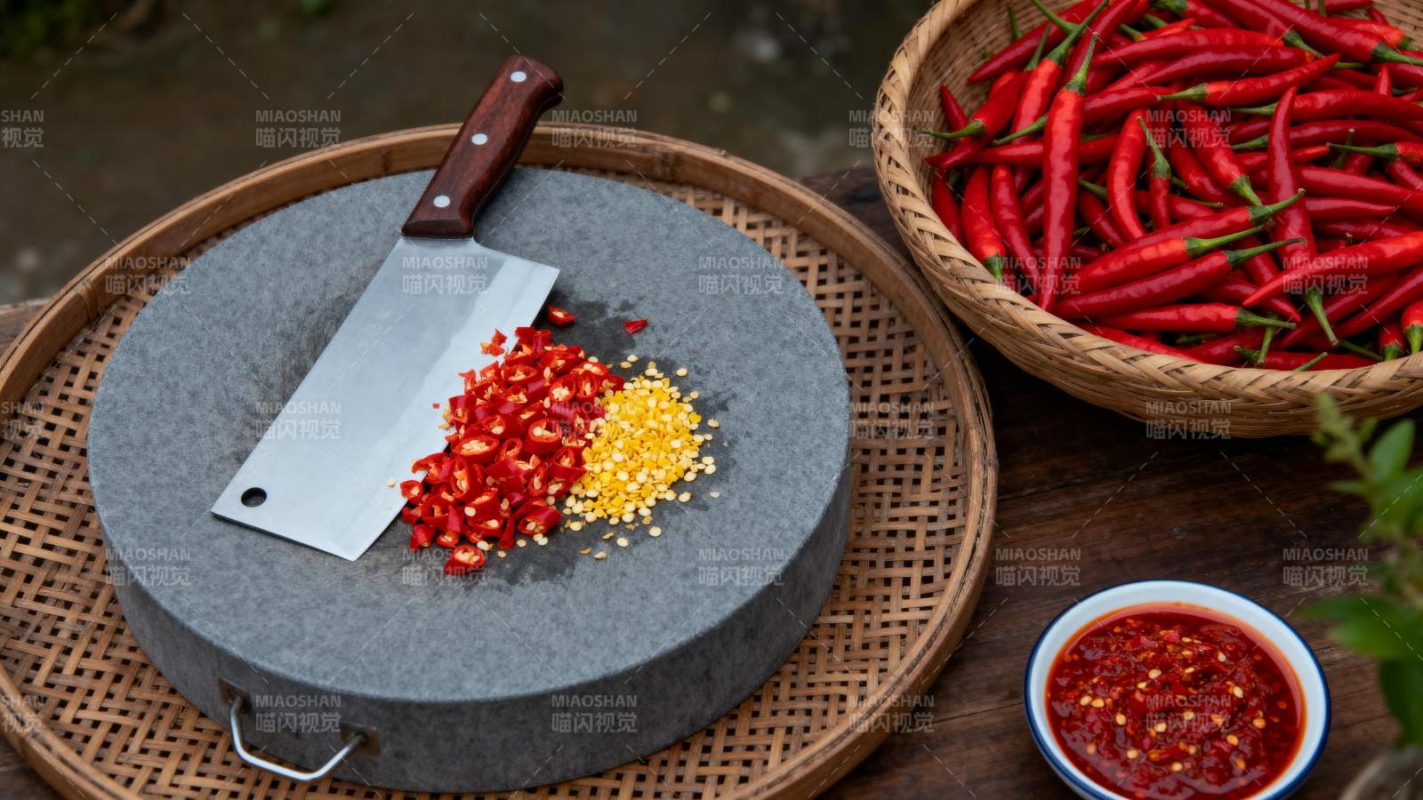 辣椒切碎制作辣酱图片