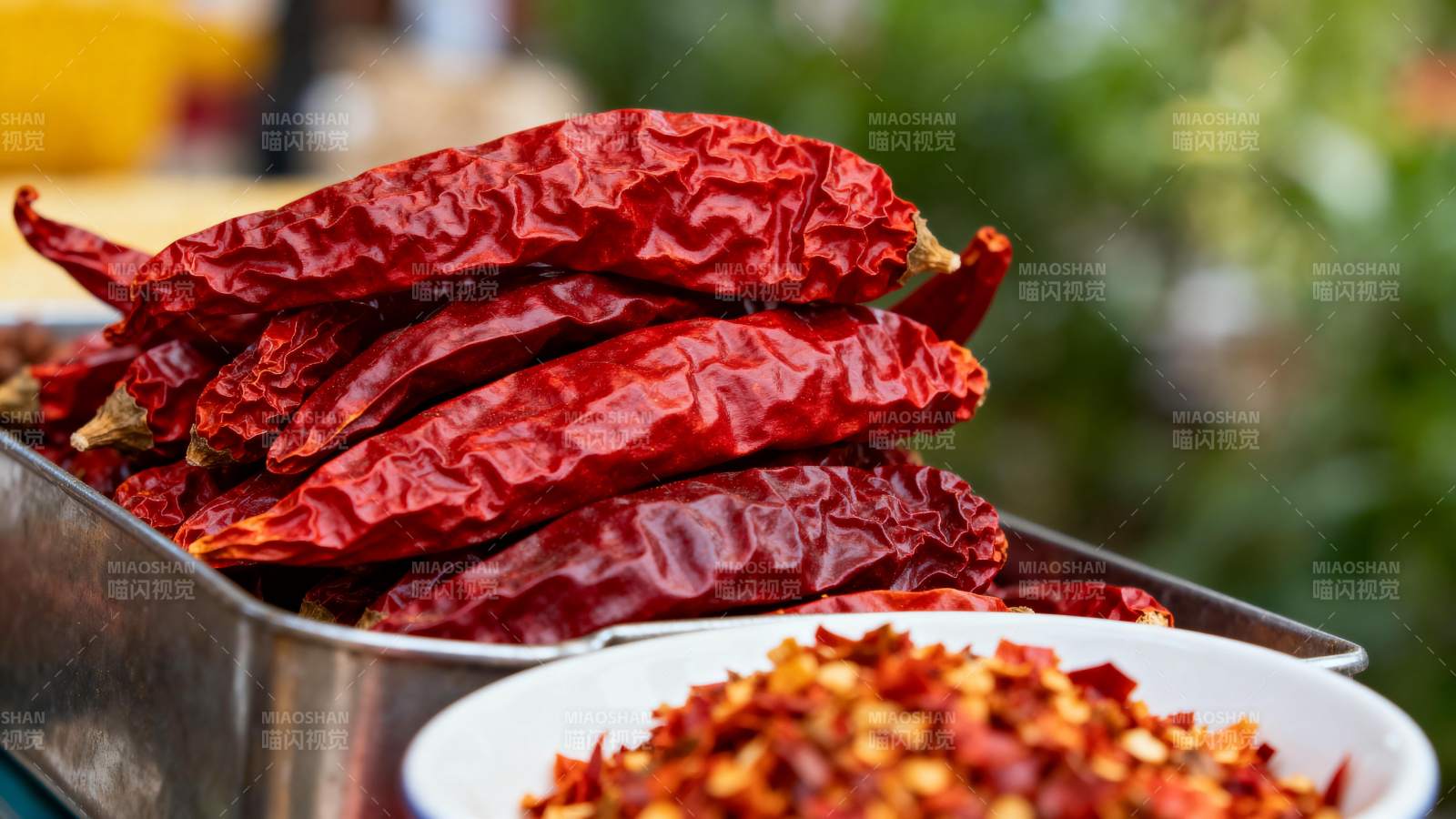红辣椒与辣椒碎图片