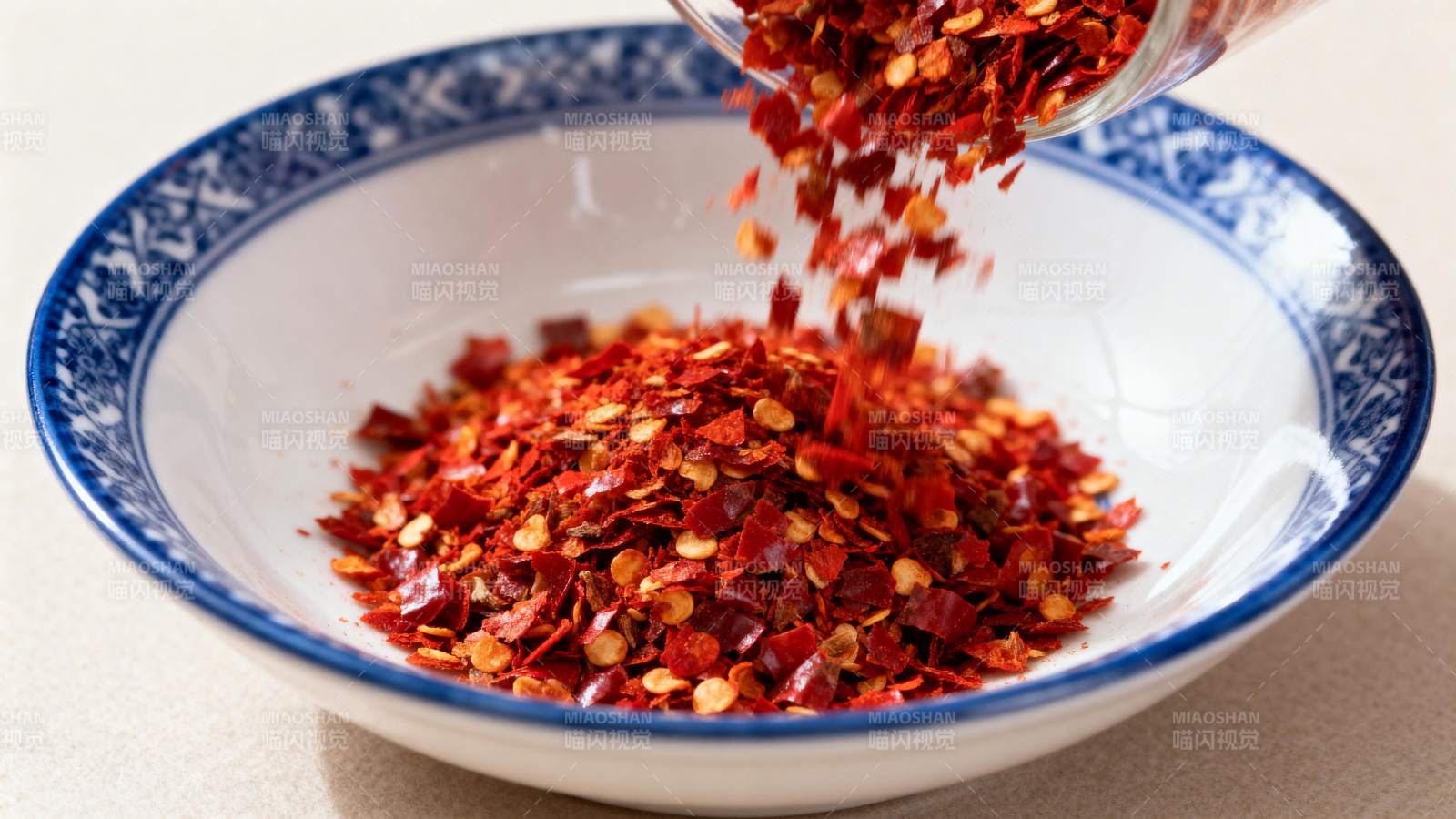 红辣椒碎入碗中图片