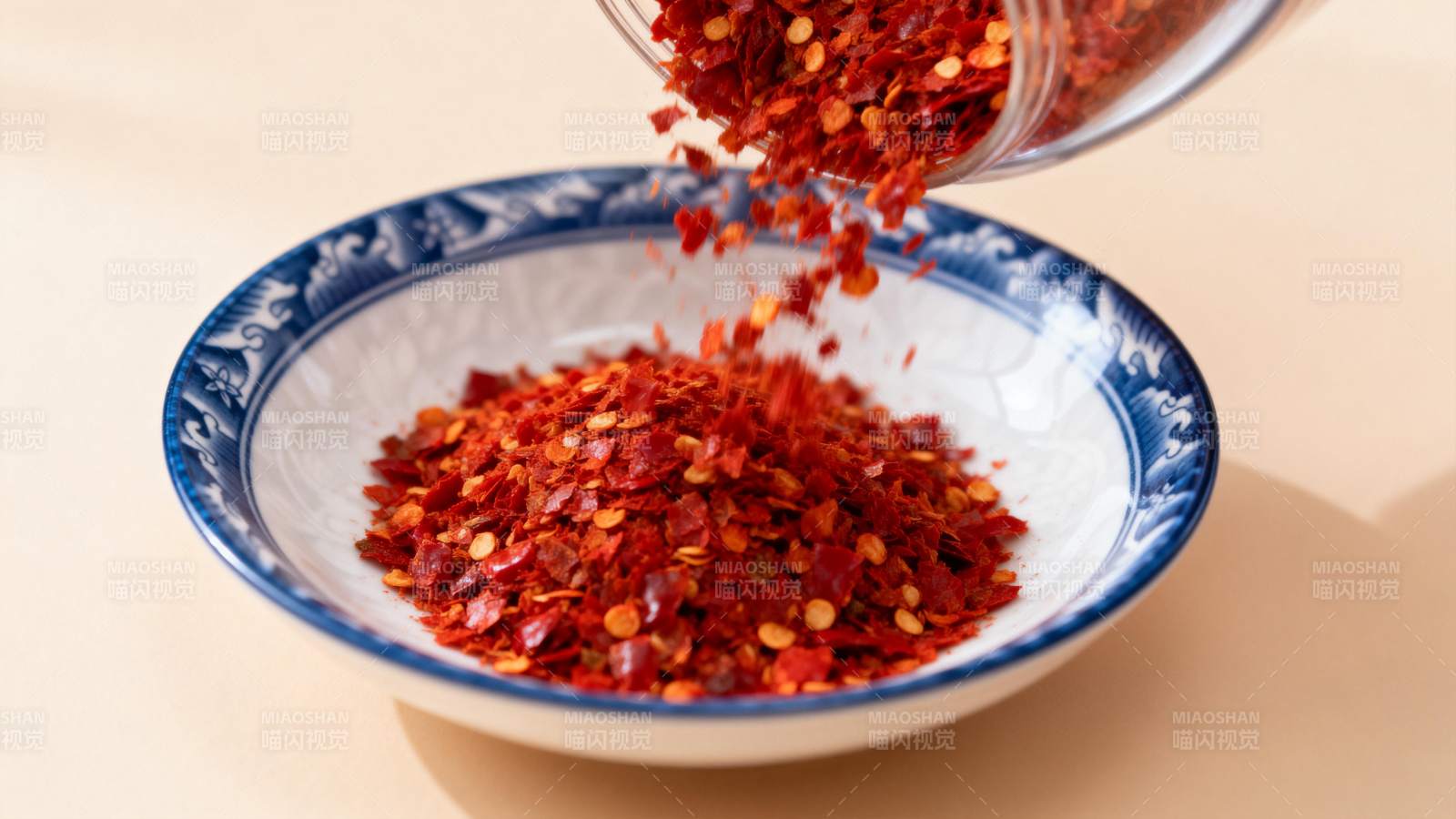 红辣椒碎入碗中图片