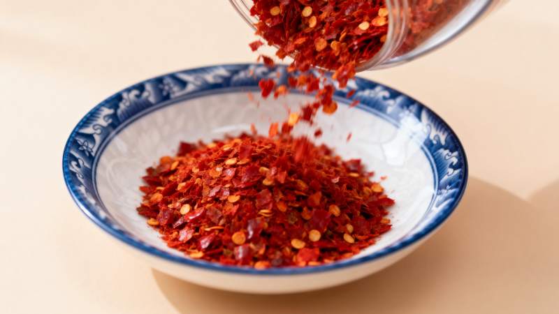 红辣椒碎入碗中图片