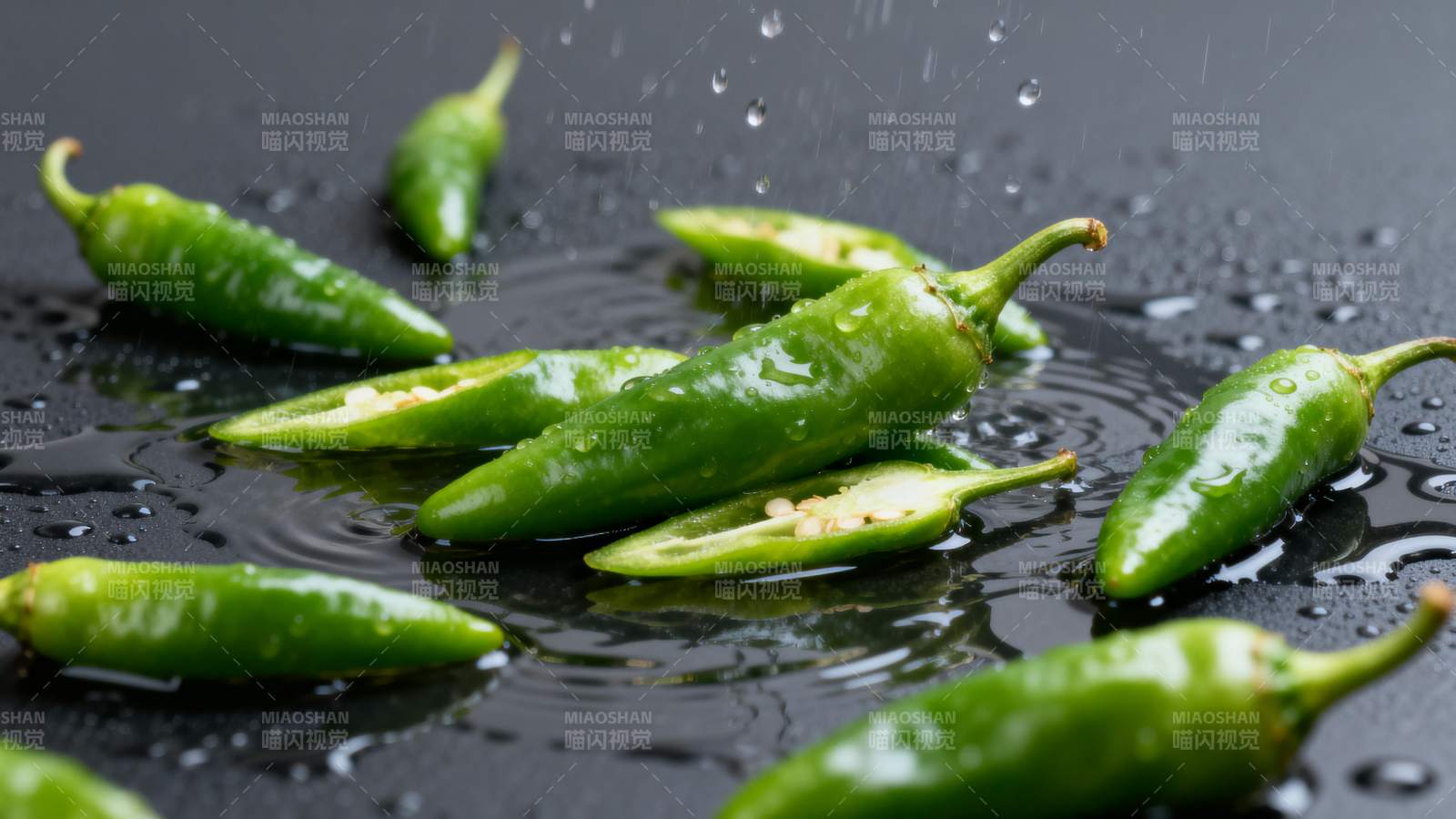 青椒水珠特写图片