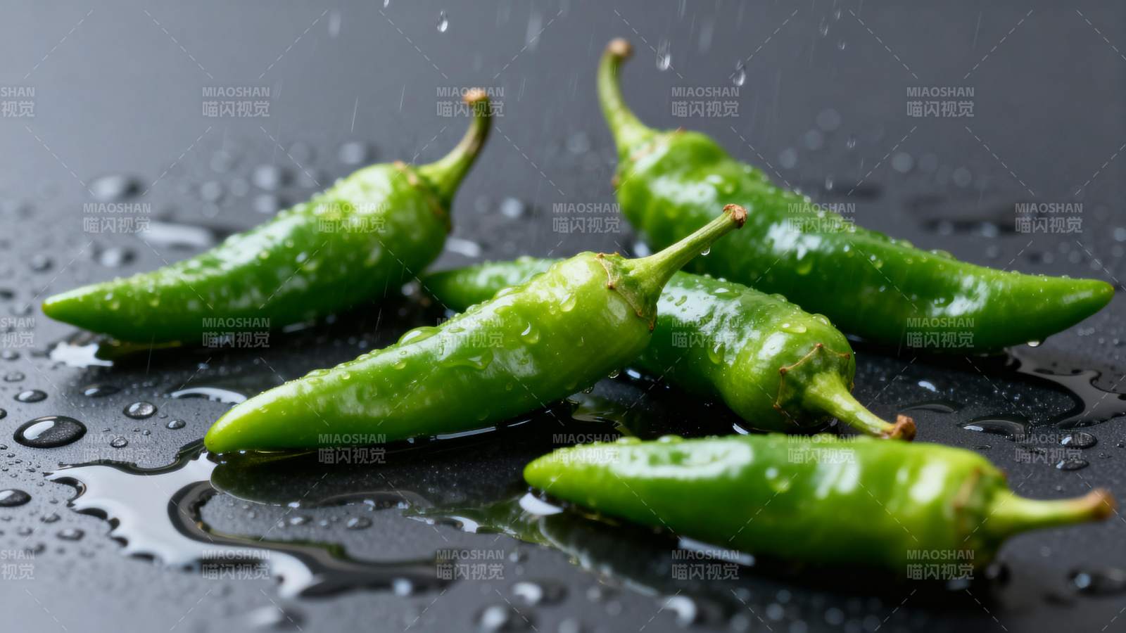 青椒水珠特写图片