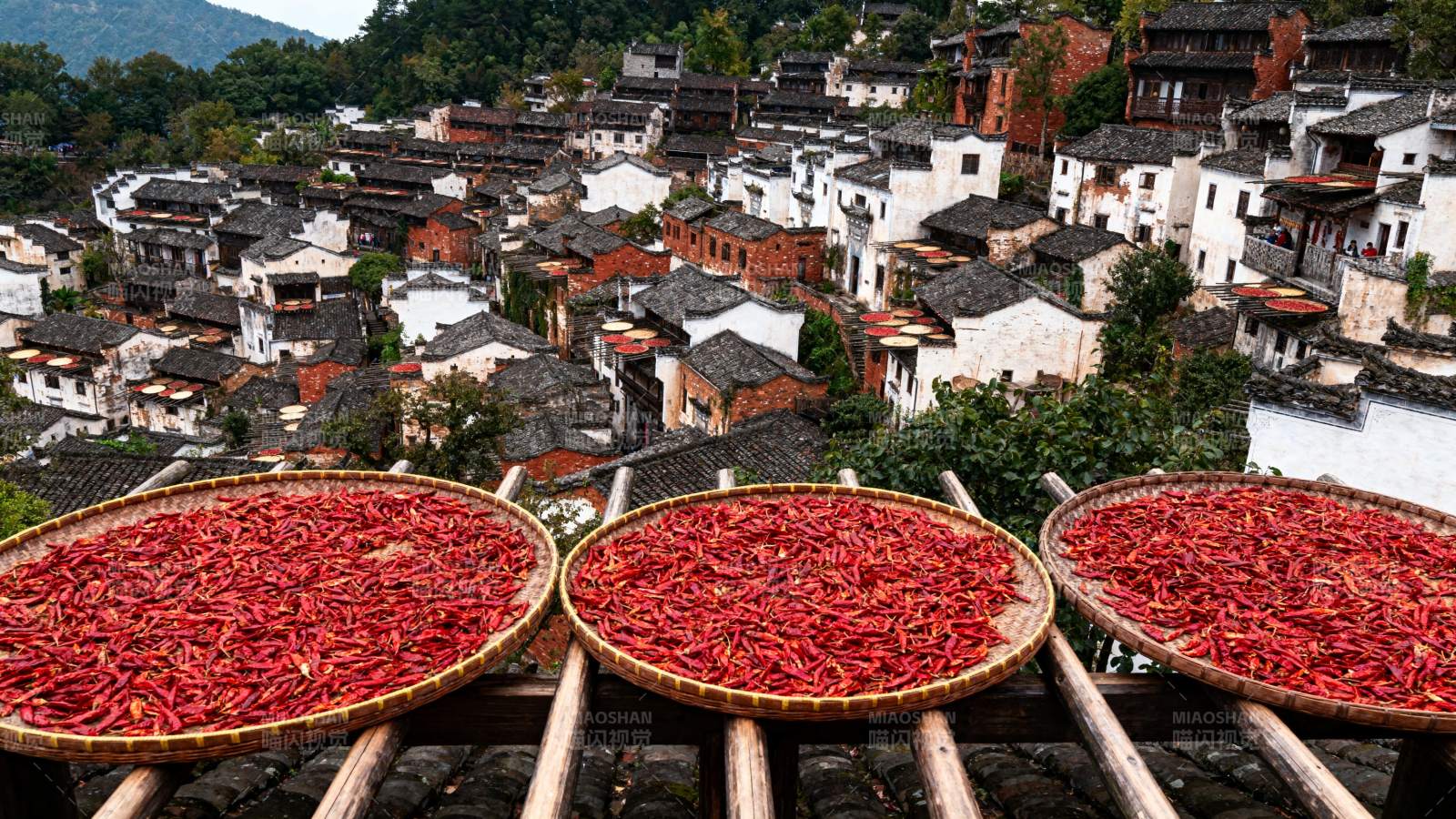 晒辣椒的古村落图片