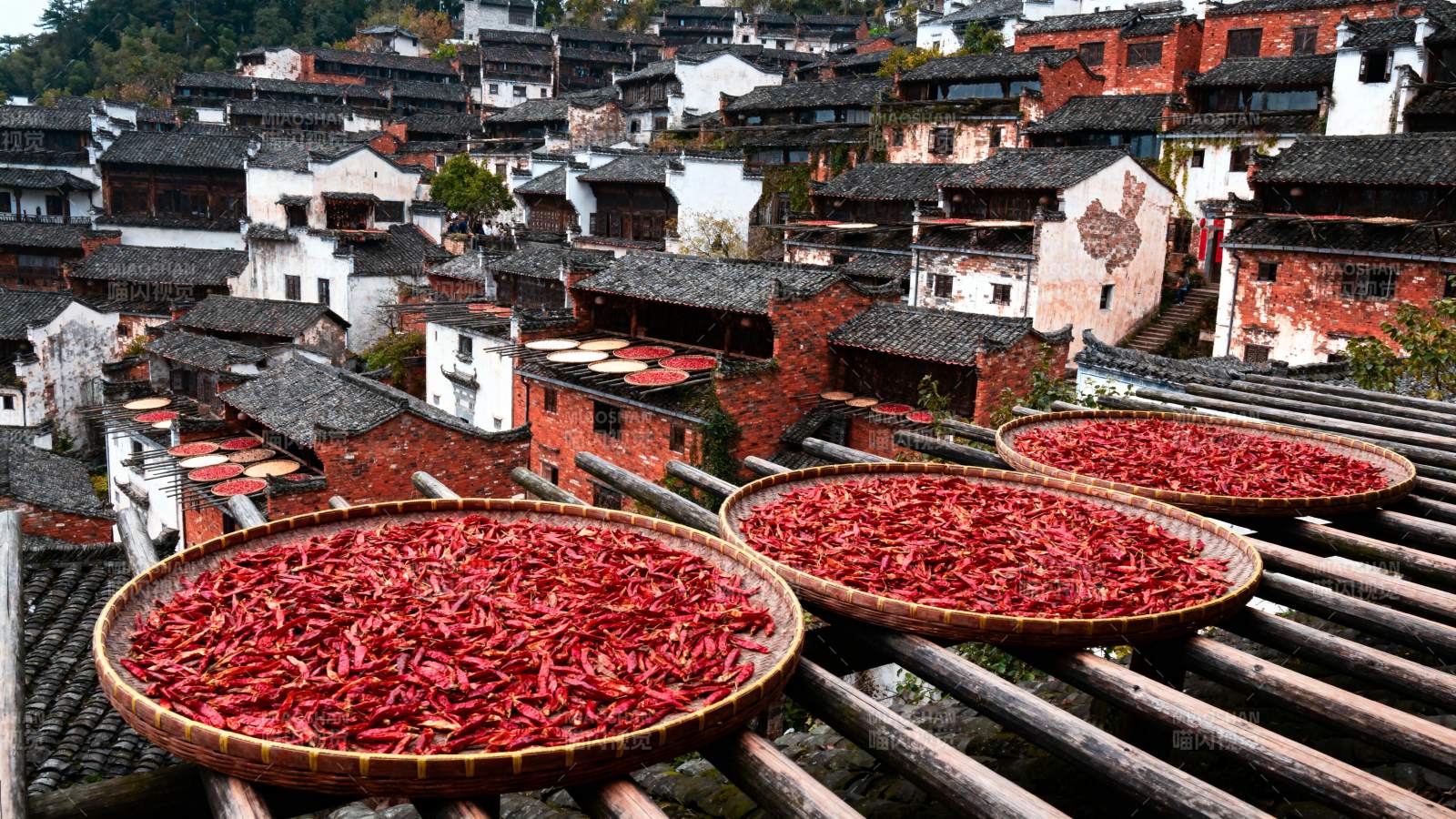 晒辣椒的古村落图片