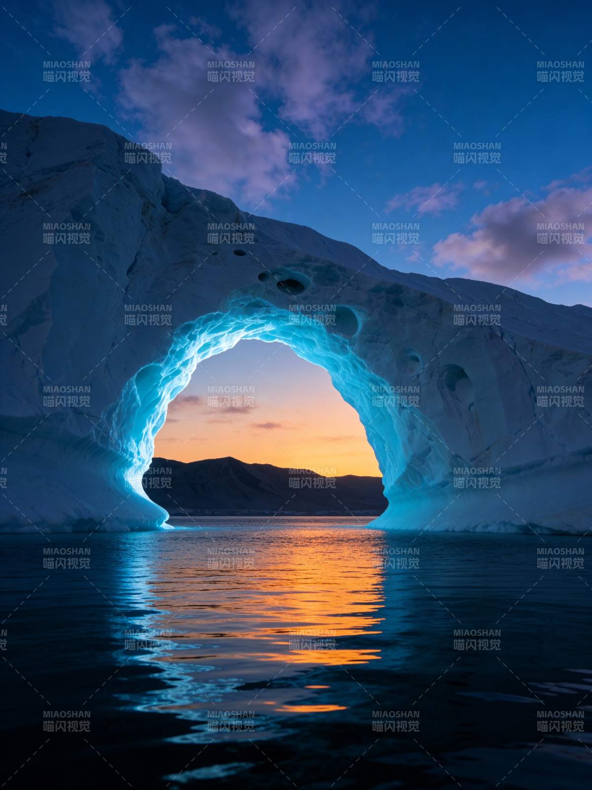 冰拱映霞光图片
