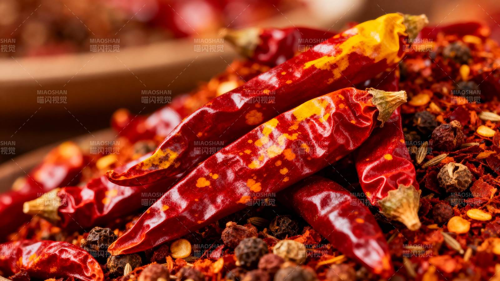 红辣椒与香料特写图片