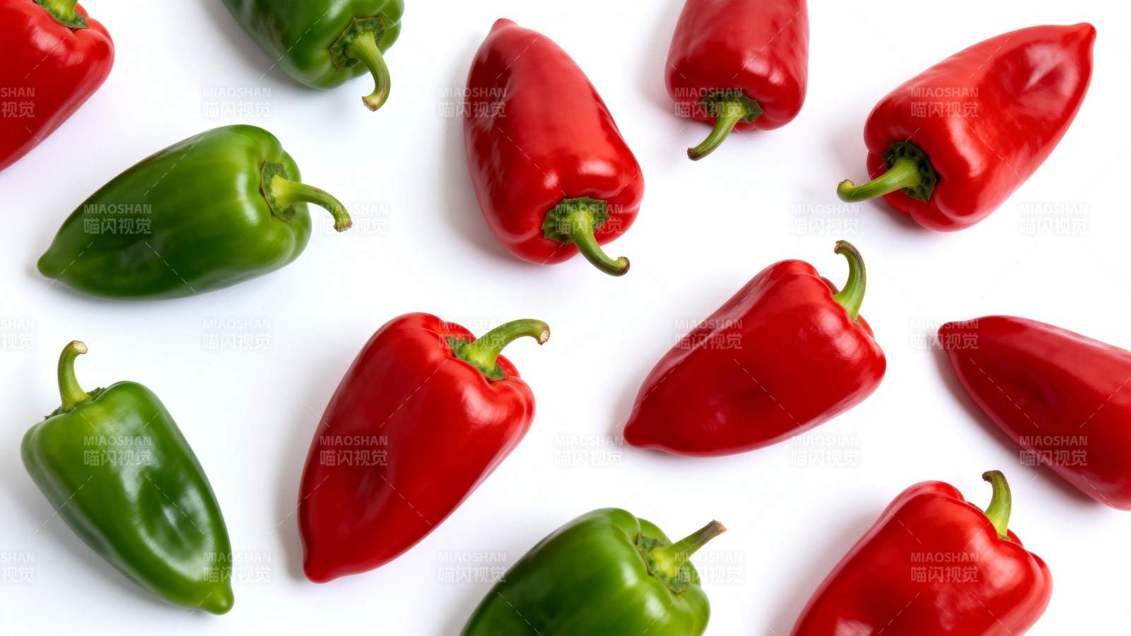 红绿辣椒点缀白底图片