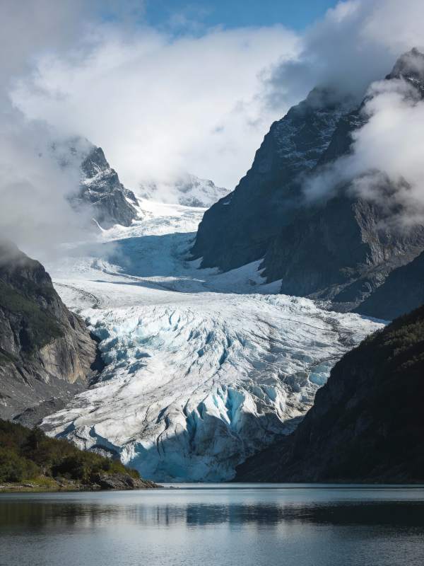 冰川湖畔山影图片