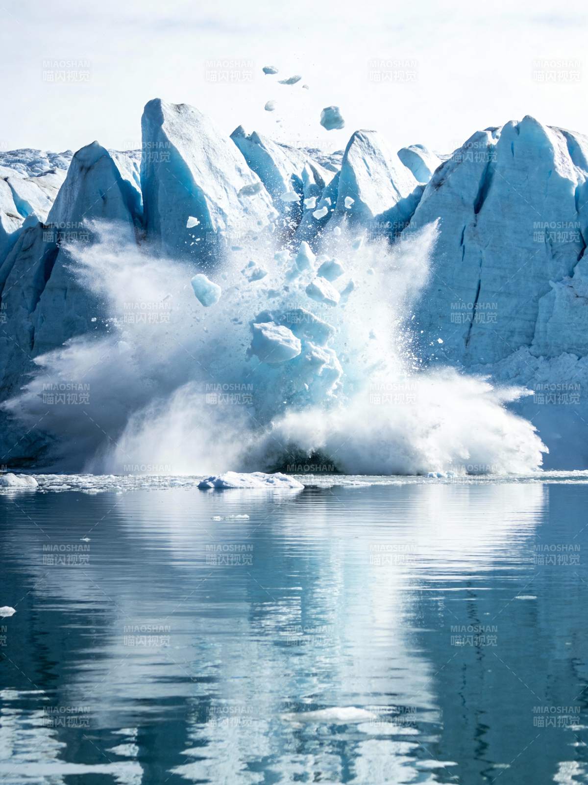 冰川崩裂瞬间图片