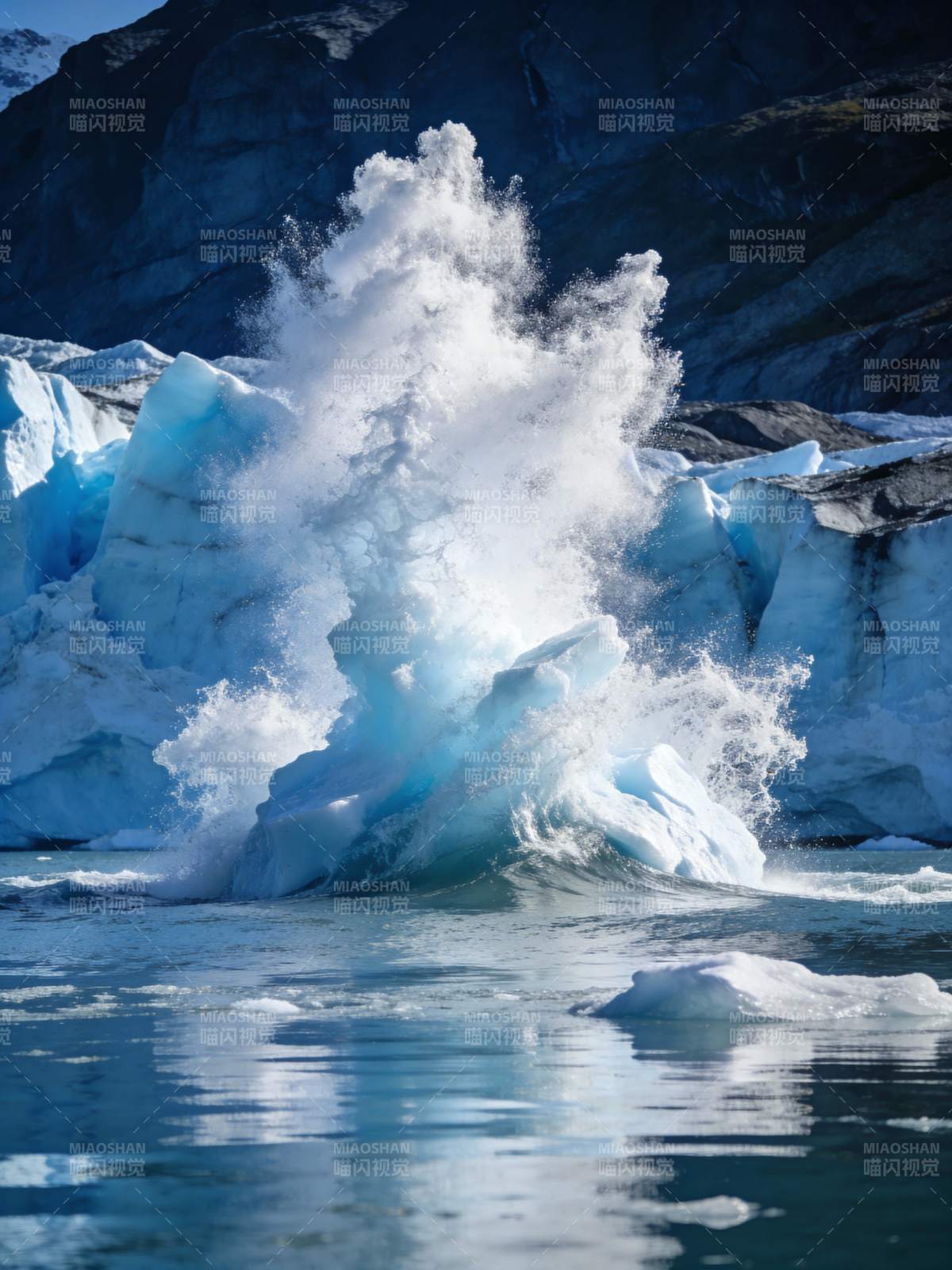 冰川崩裂瞬间图片